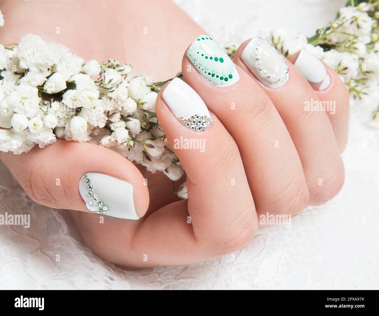 Beautifil wedding manicure for the bride in gentle tones with