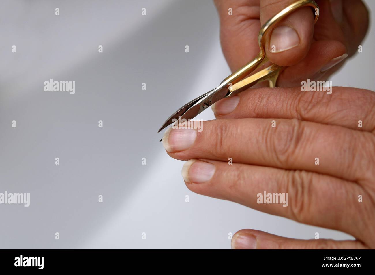 Fingernägel schneiden mit einer Nagelschere Stock Photo Alamy