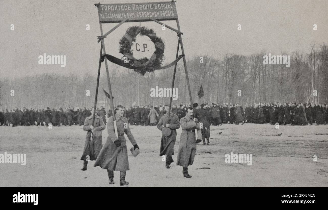 Russian Revolution. 1917 The emblem of the revolutionary army: soldiers carring a wreath topped with an inscription in gold letters on a red background: 'be proud, fallen fighters, Free Russia will not forget you.' Stock Photo