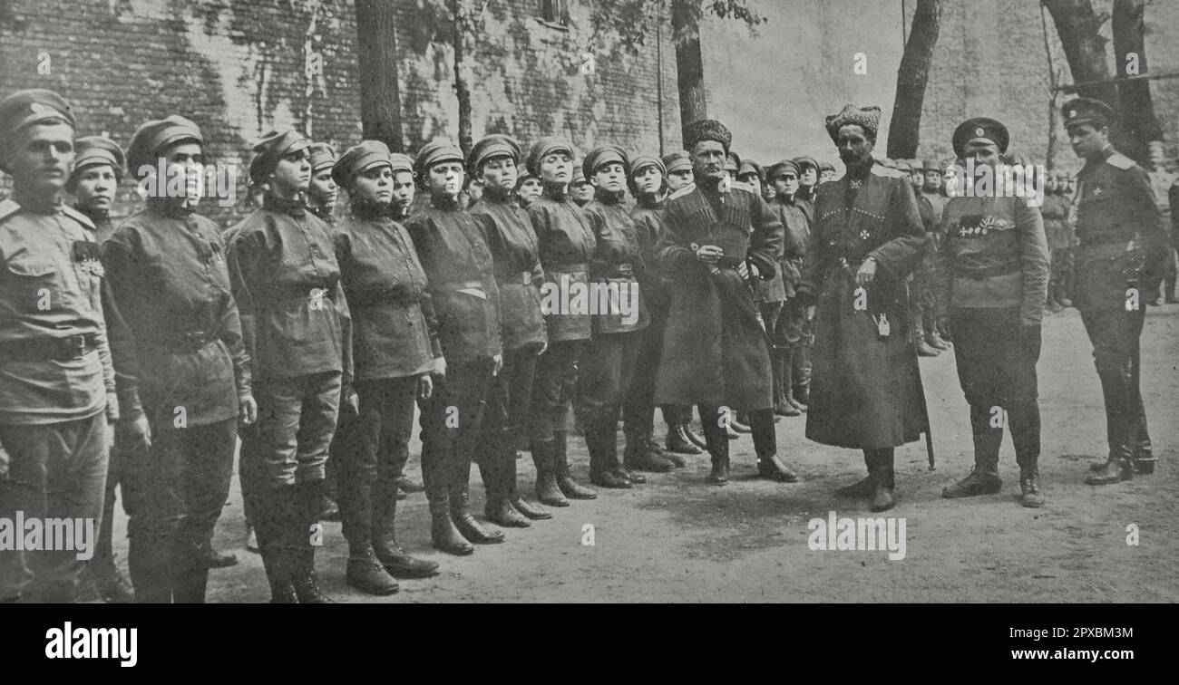 World War I. A women's battalion, created and commanded by Mrs. Botchkareva who has already proven herself on the battlefield, is reviewed by General Polovtsov, сommander - in - сhief of the Petrograd Military District. 1917 Stock Photo