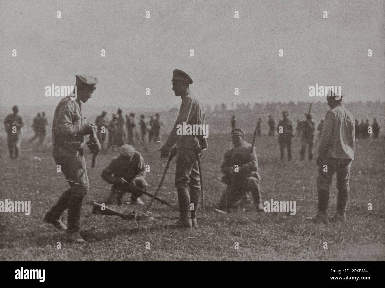 World War I. Russia. Stopped in their march, soldiers who had abandoned their equipment received new weapons; in a few moments, on this point, 800 men rallied and rearmed stood ready to receive the German cavalry. Stock Photo