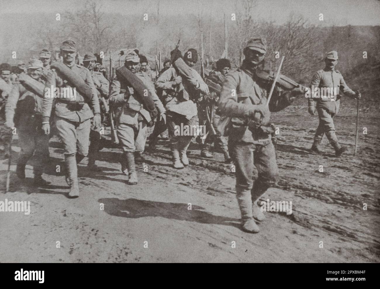 World War I. Our Romanian Allies. The Romanian army reorganized after its 1916 trials: a regiment going to the front to the sound of the violin. Stock Photo