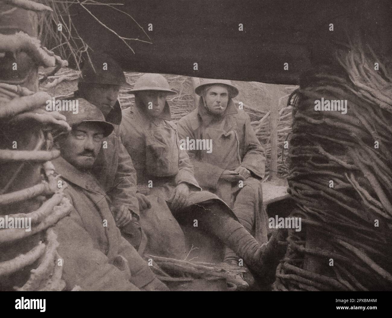 World War I. Americans at the front. The learning of the life of tranchee in contact with the old French troops. Stock Photo