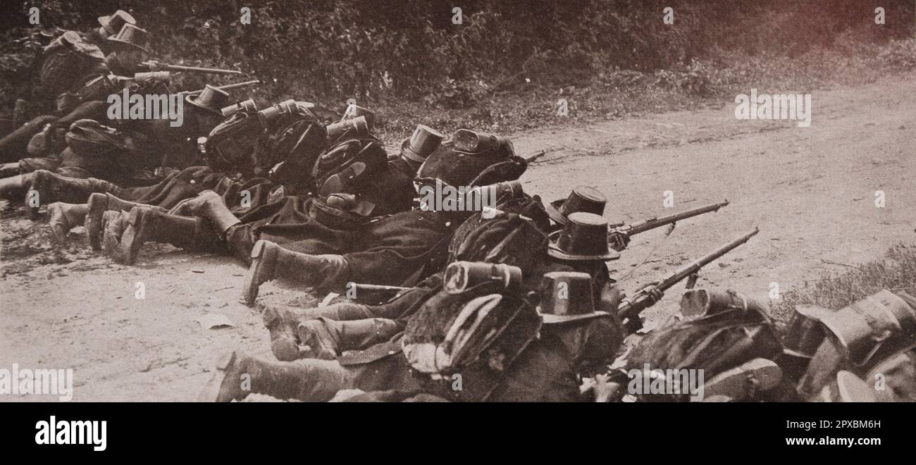 World War I. First visions of war. The Belgian army is fighting foot to foot. Here, in reverse order, carabinieri wearing their legendary leather hat, top of form, who defend a road. Stock Photo