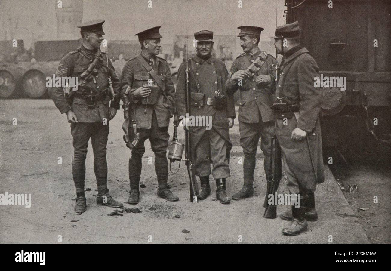 World War I. French and British comrades. 1914 Rouen is, in France, the first base of the British army and will remain one of its main bases. Between French soldiers and English soldiers, a cordial camaraderie is immediately established. Stock Photo