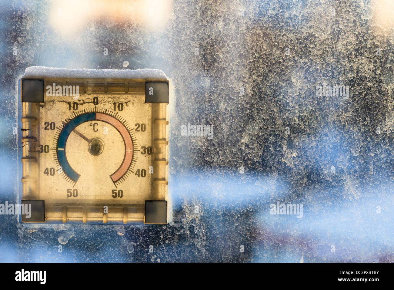 https://c8.alamy.com/comp/2PXBTBY/frost-minus-17-degrees-celsius-on-outdoor-home-window-thermometer-illuminated-by-sunlight-on-winter-morning-in-city-2PXBTBY.jpg