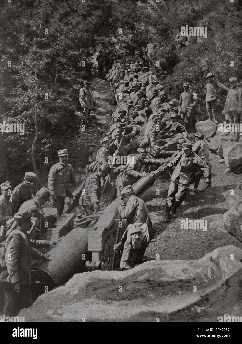 World War I. The difficulties of war in the mountains. The big cannon is pulled by about 600 French soldiers Stock Photo