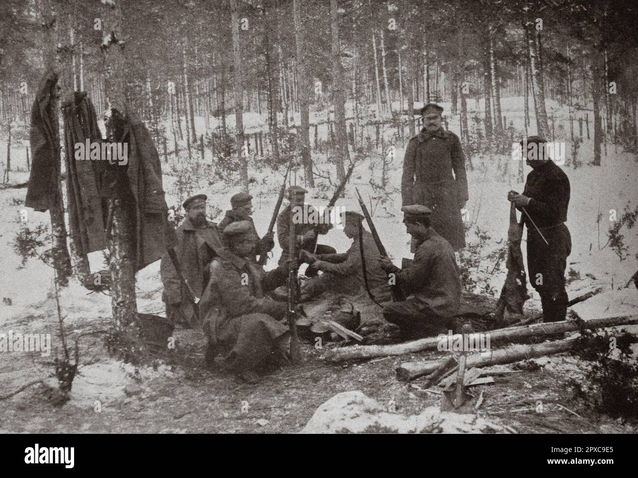 World War I. To the reorganised Russian army. 1916  Winter cantonment in Volhynia: Russian soldiers clean their weapons in the open air, as comfortable as in a bedroom. Stock Photo