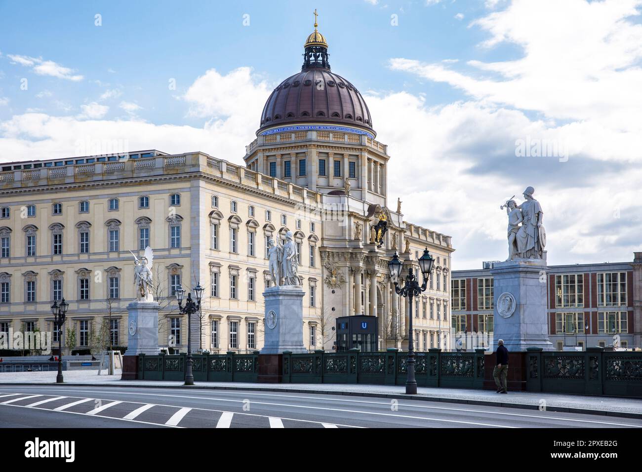 City Palace in the district Mitte, west facade with dome, statues on Palace Bridge, Berlin, Germany. das Stadtschloss im Bezirk Mitte, Westfassade mit Stock Photo