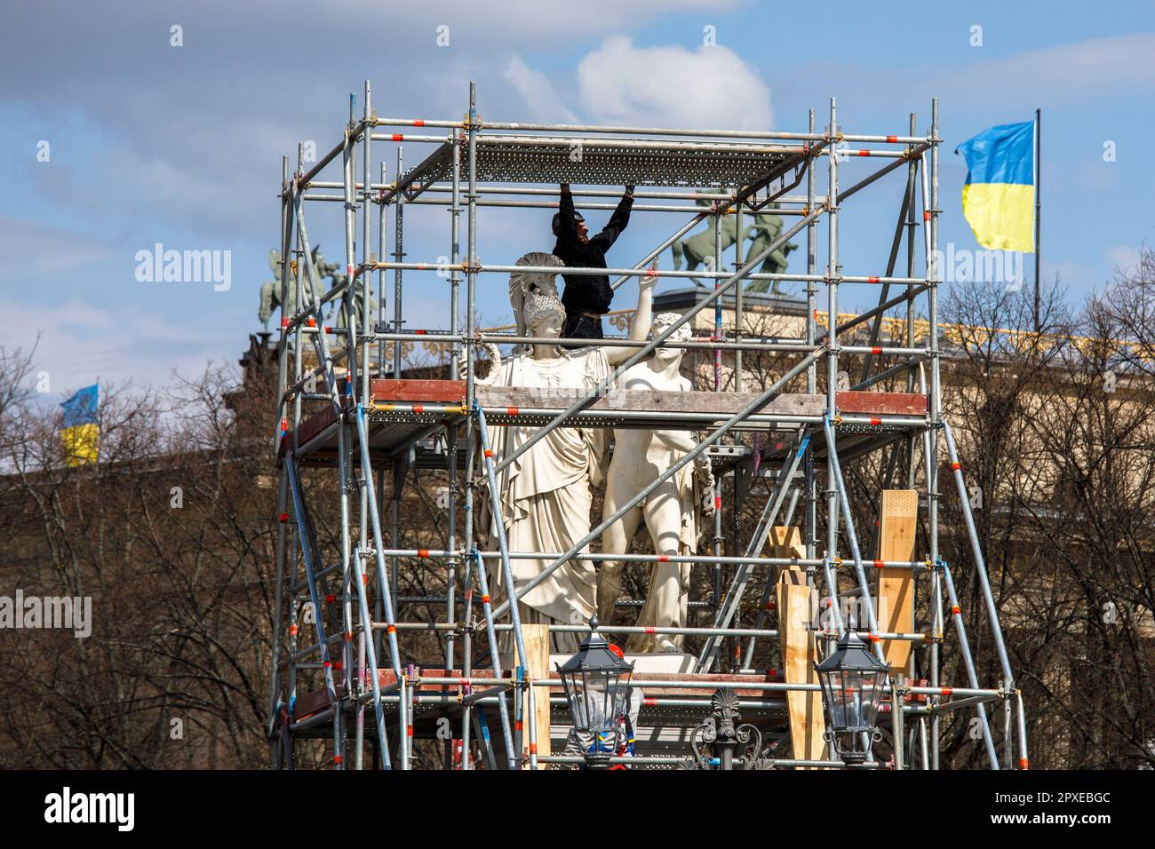 scaffolded statues on the Palace Bridge are restored, Mitte district, Berlin, Germany. eingeruestete Statuen auf der Schlossbruecke werden restauriert Stock Photo