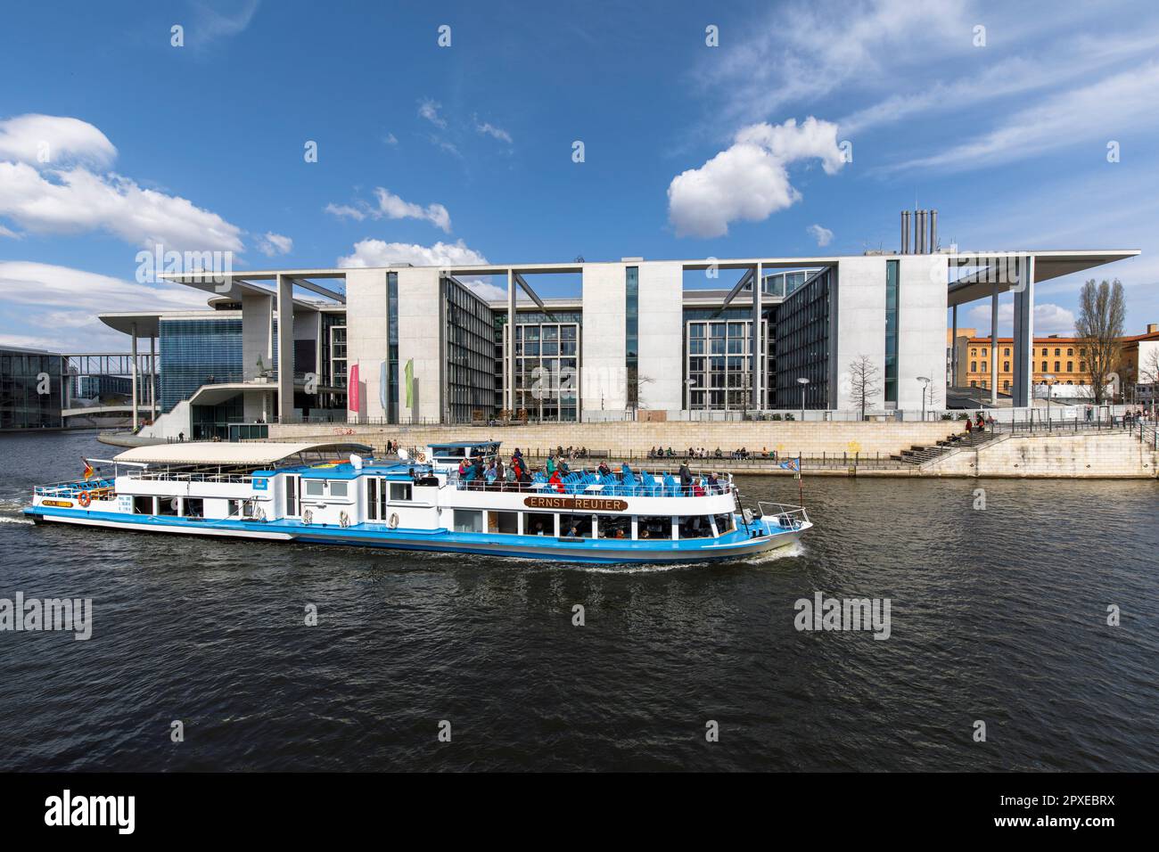 river Spree in the government district, from left: library of the German Bundestag, Marie Elisabeth Lueder building, Berlin, Germany. Spreebogen im Re Stock Photo