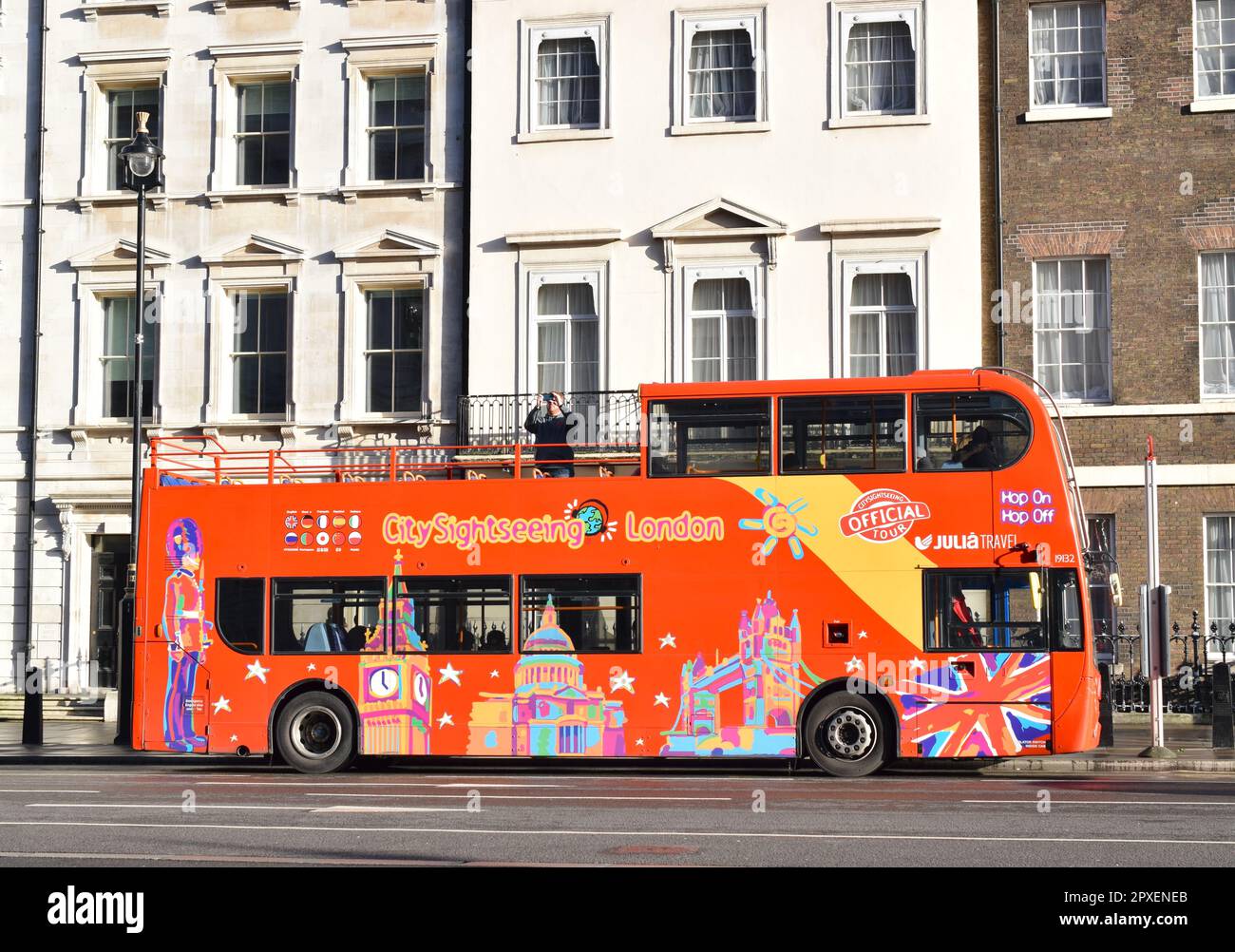 London icons red bus hi-res stock photography and images - Alamy