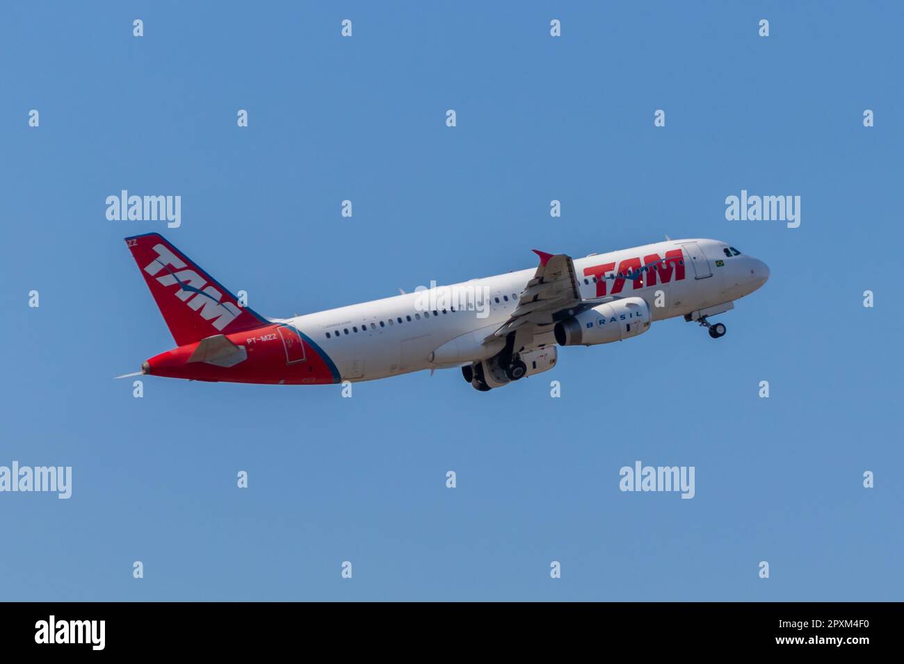 LATAM plane, still with TAM painting, taking off from Santarem Airport. An Airbus A320, registration PT-MZZ Stock Photo