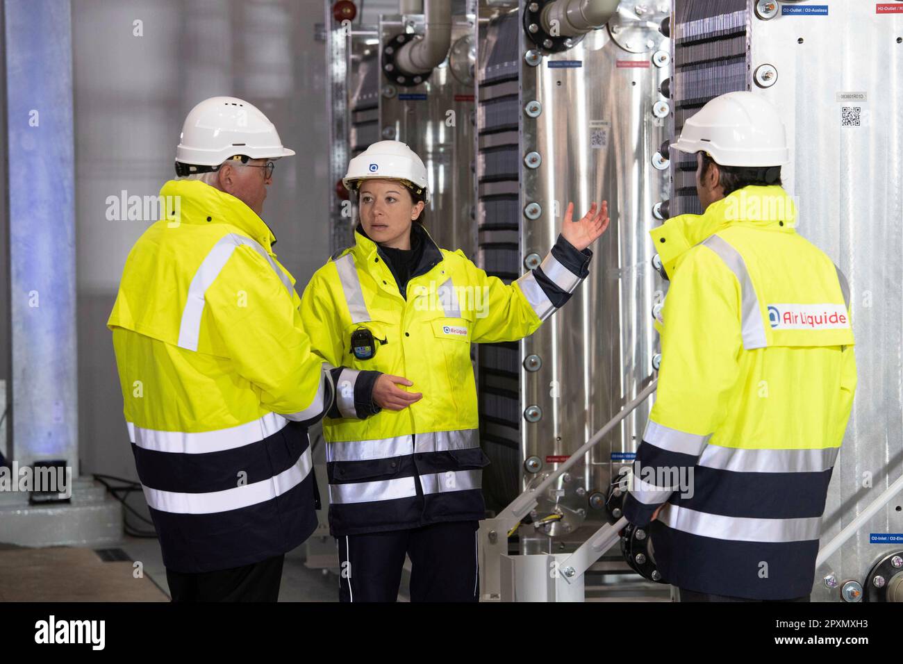 From right: Gilles de VAS, Vice President Air Liquide, Large Industries and  Energy, Transition Central Europe, Johanna HESS, Air Liquide, Project  Manager, Federal President Frank-Walter STEINMEIER, in front of the  production plant