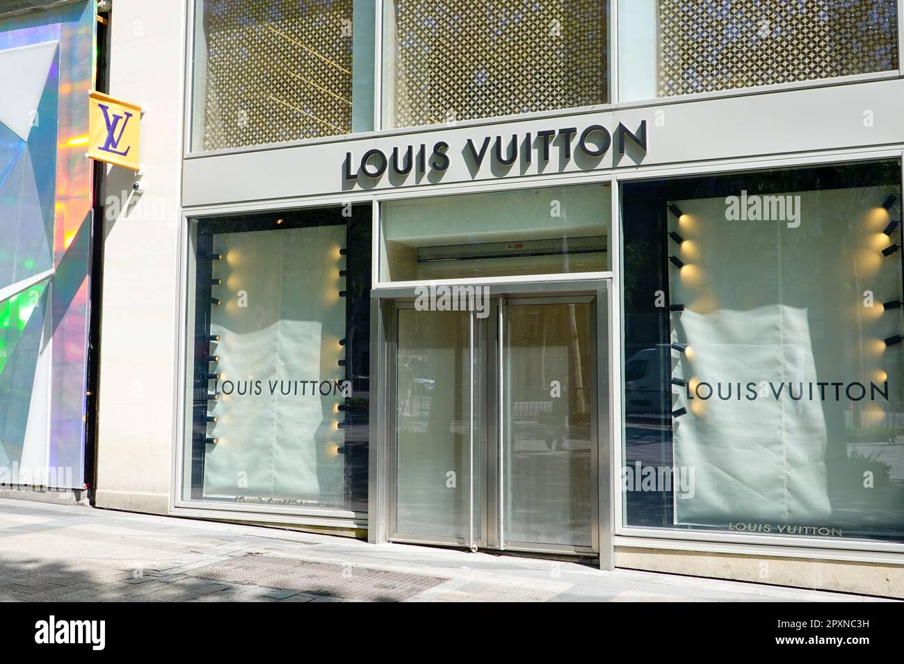 Louis Vuitton store, temporarily closed (Louis Vuitton Résidence Éphémère Champs-Élysées). Paris, France. Stock Photo