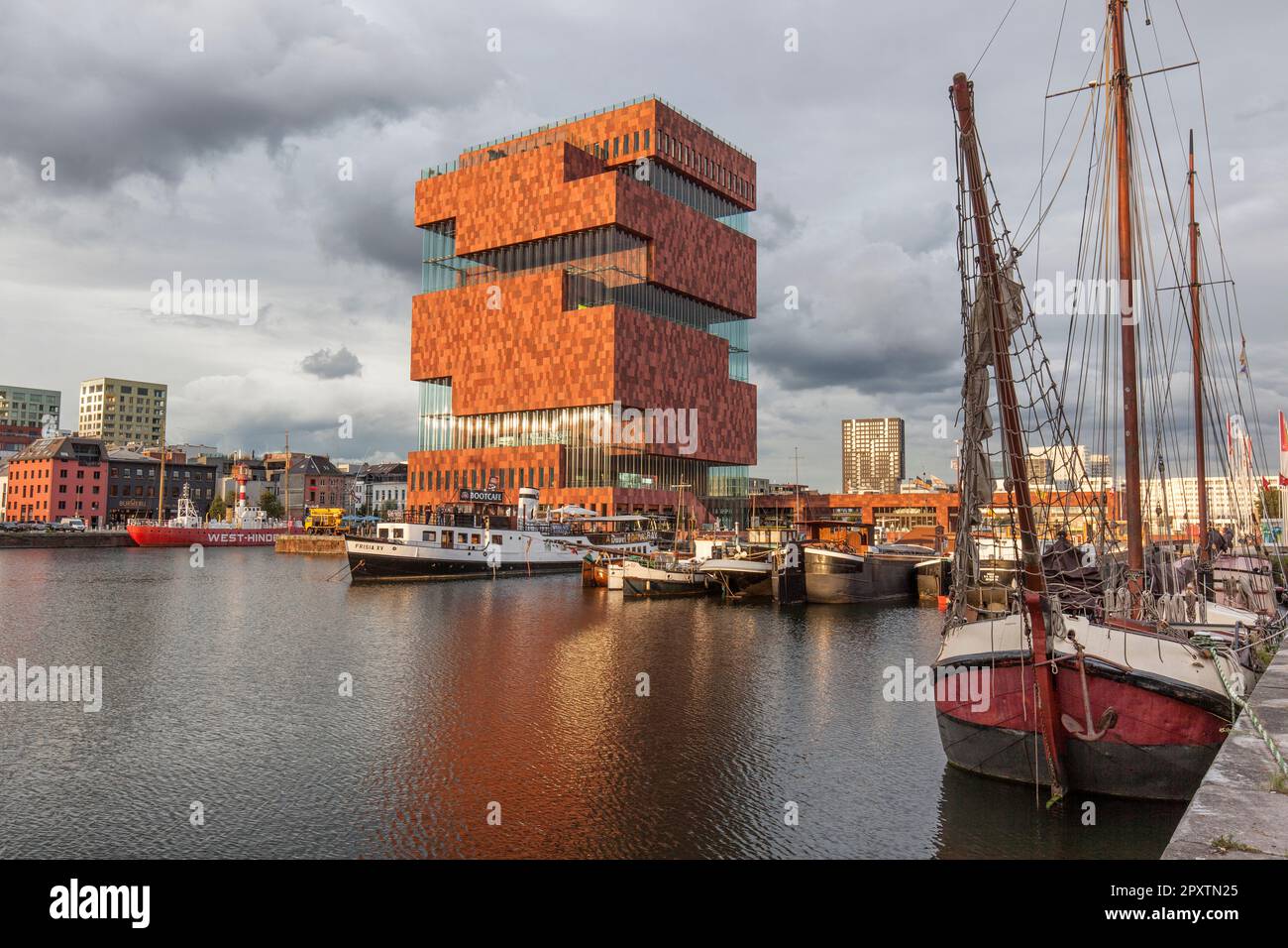 Museum aan de Stroom - MAS - museum in Hanzestedenplaats by boats moored in  Bonapartedok dock in Eilandje district, Antwerp. Built using red sandstone  Stock Photo - Alamy