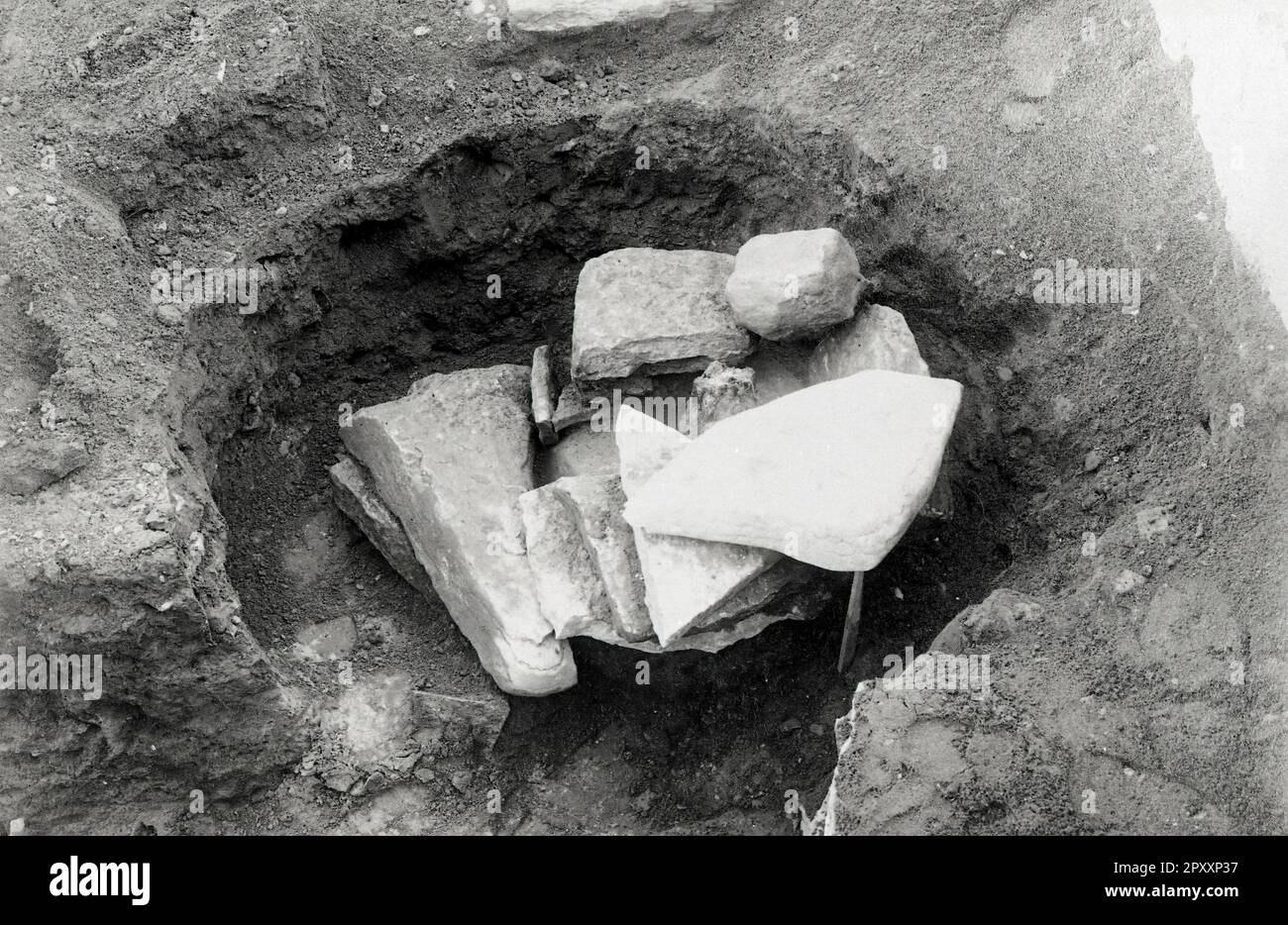 Grave 31. Post hole. The stone shoe exposed towards n. The upper stones removed. Stock Photo