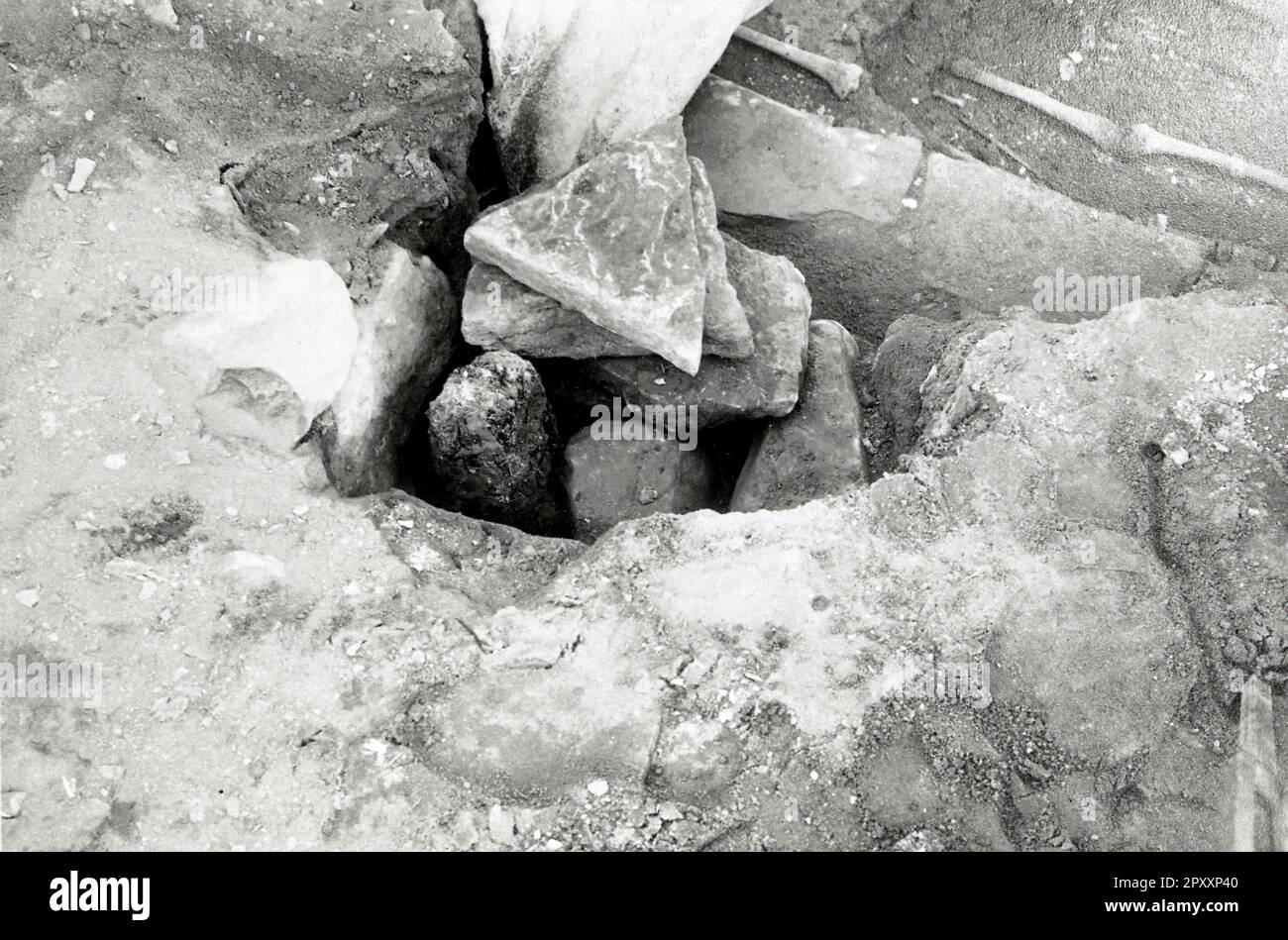 1936. Grave 31. Post hole. The stone shoe partly exposed to the southeast Stock Photo