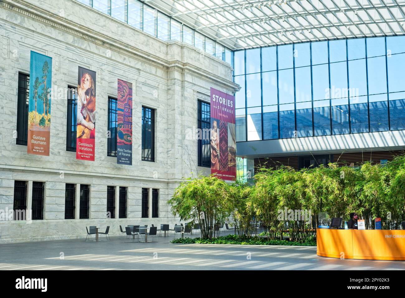 The new atrium in the Cleveland - The New Atrium In The Cleveland Museum Of Art Provides A Bright Airy Space And Unites The Original 1916 Building With The Modern Additions 2PY02K3 
