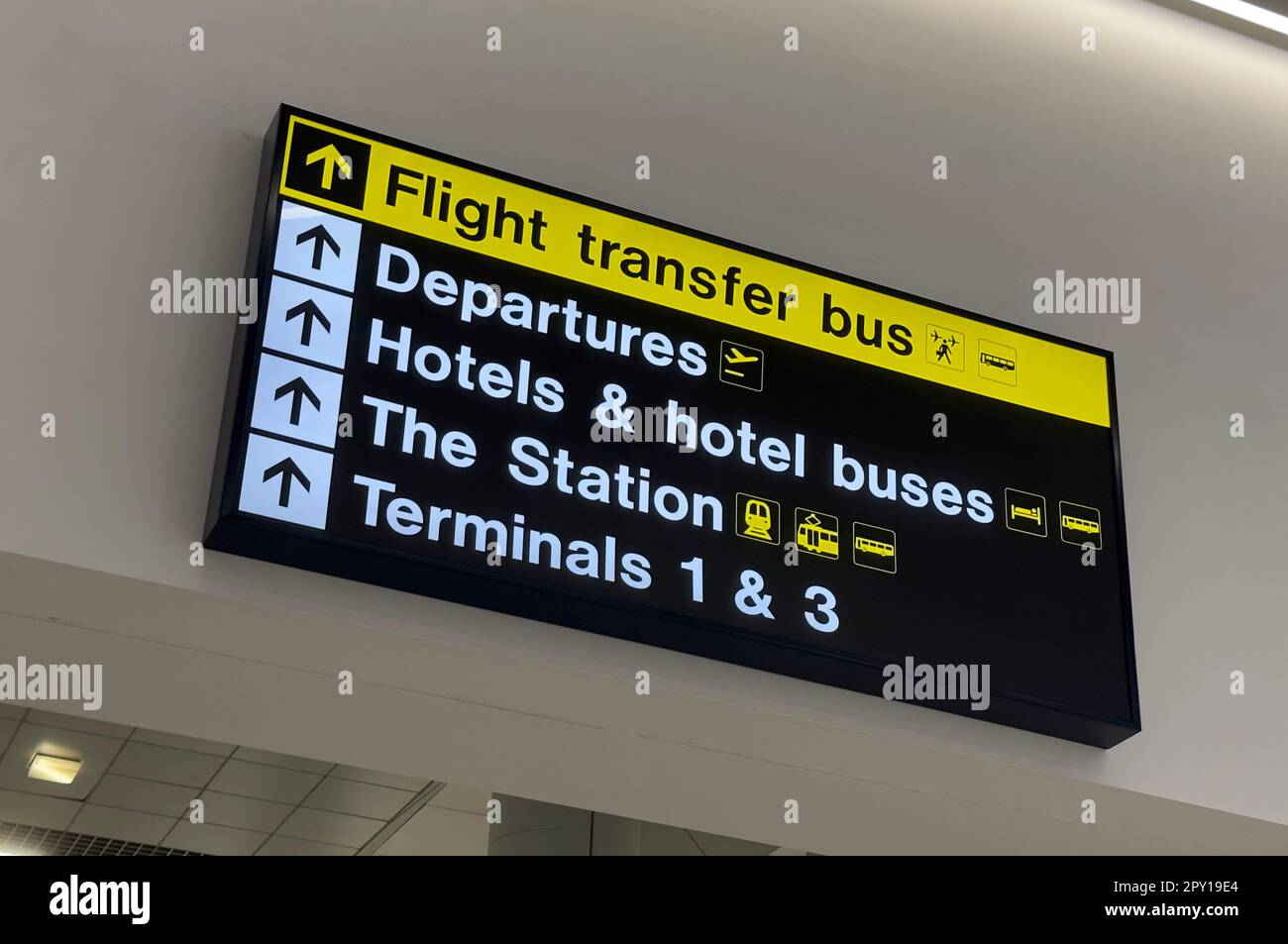Sign in Manchester International Airport, Flight transfer bus, Departures, Hotels & buses, station & terminals 1 & 2 Stock Photo