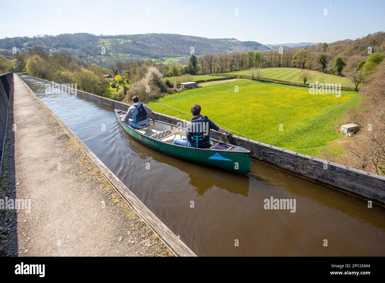 Kayak Canoe crossing 38 meters above the river Dee on the  Pontcysyllte Aqueduct near Llangollen North Wales, a UNESCO world heritage site Stock Photo