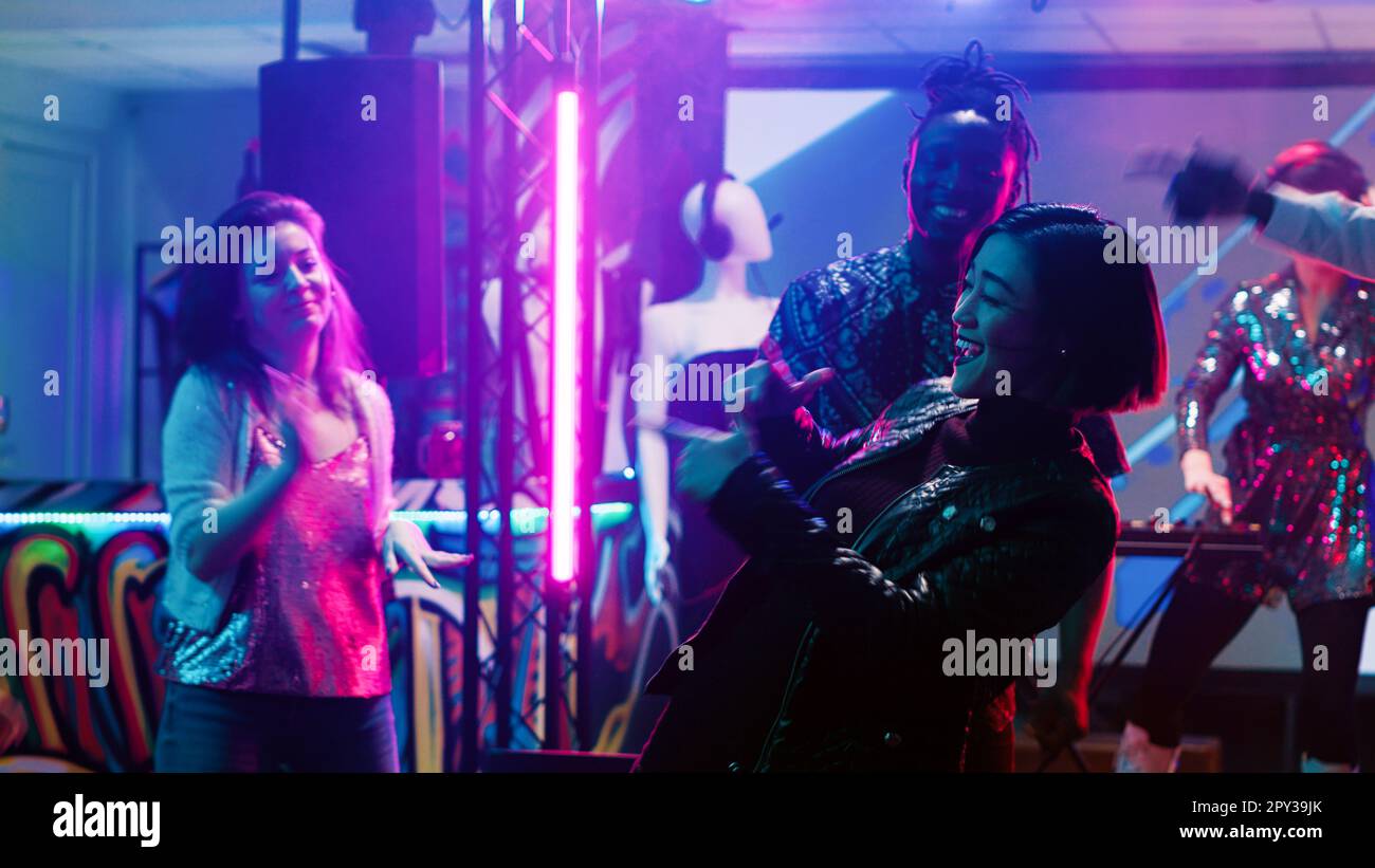 Tripod hires stock photography and images Alamy