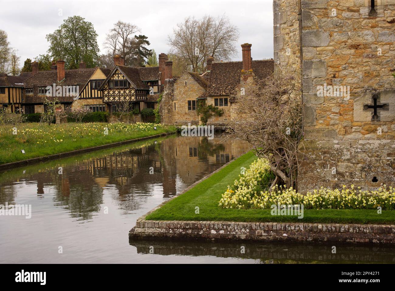 Hever Castle: its moat and the cottages built for the workers in mock-Tudor style by William Waldorf Astor Stock Photo