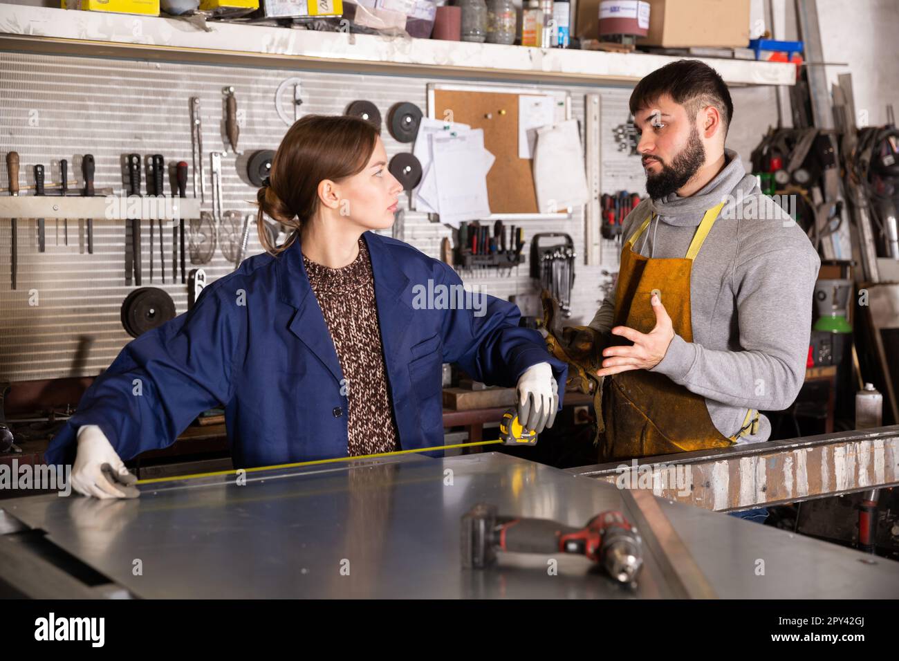Man talking apprentice hi-res stock photography and images - Alamy