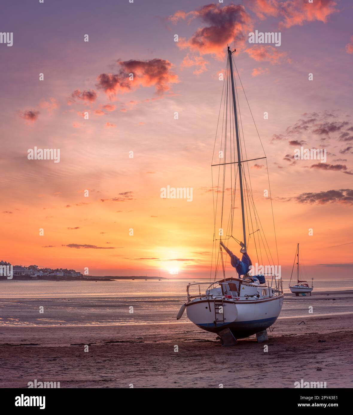 After another day of sunshine on the coast of North Devon, the sun sets over the river Torridge estuary at the coastal villages of Instow and Appledor Stock Photo