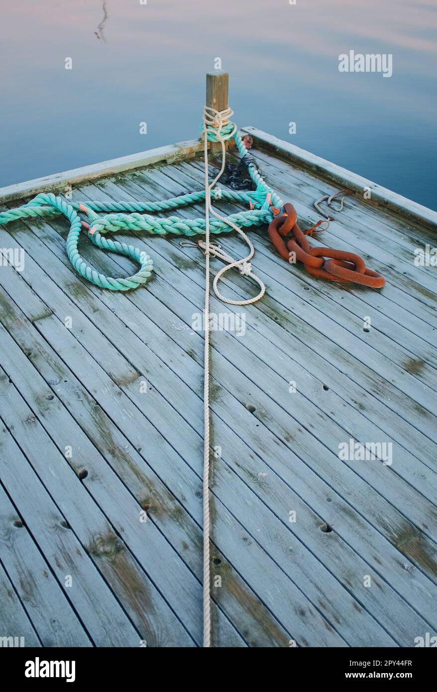 Empty pier in harbor hi-res stock photography and images - Alamy