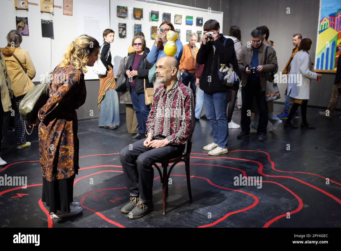 Nyttig opskrift Orkan Odessa, Ukraine. 02nd May, 2023. Sergey Anufriev (sitting) is seen talking  to a fan at an exhibition at the Odessa Museum of Western and Eastern Art.  Exhibition of Sergei Anufriev at the