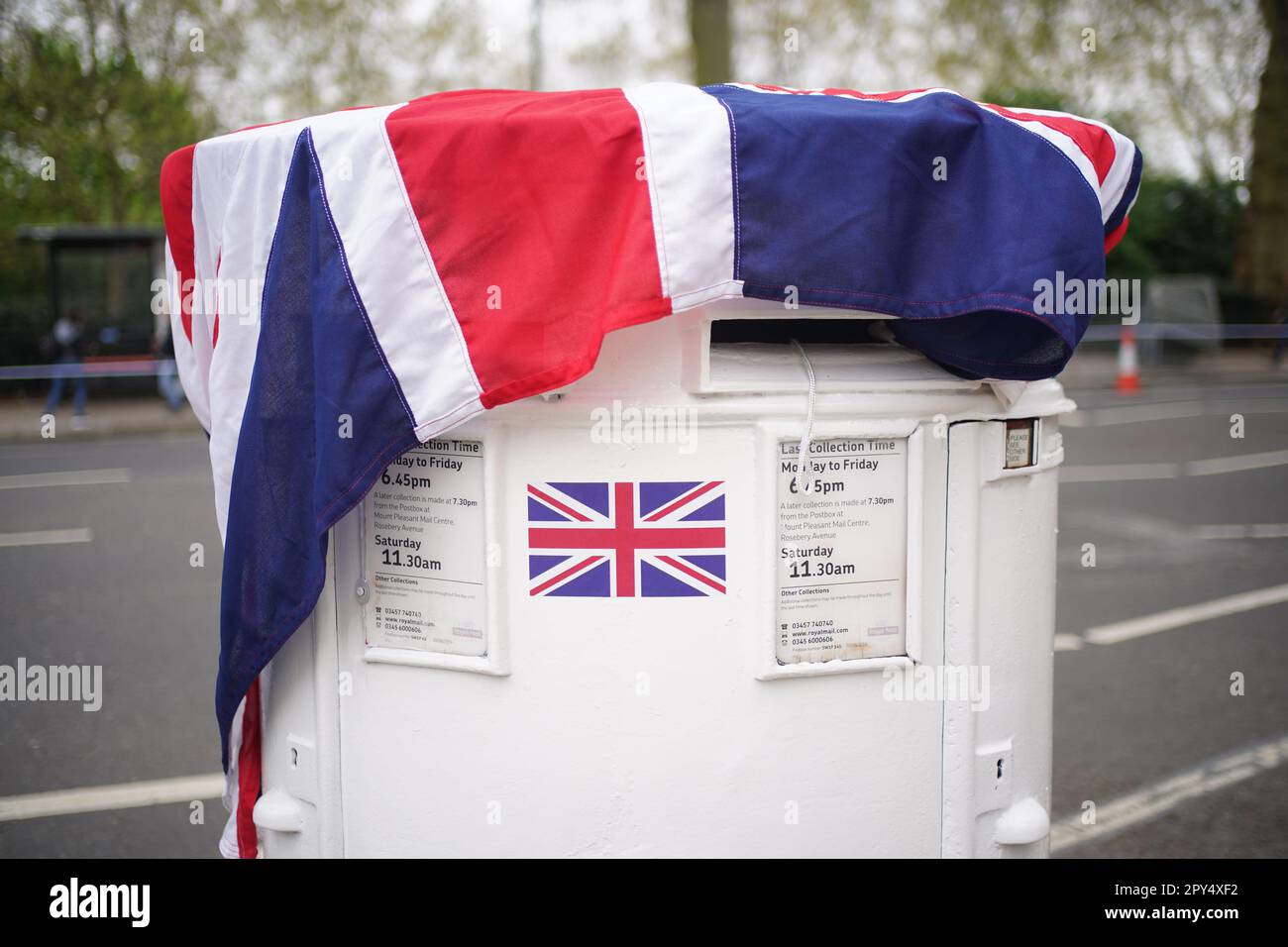 Coronation decorated post box hi-res stock photography and images - Alamy
