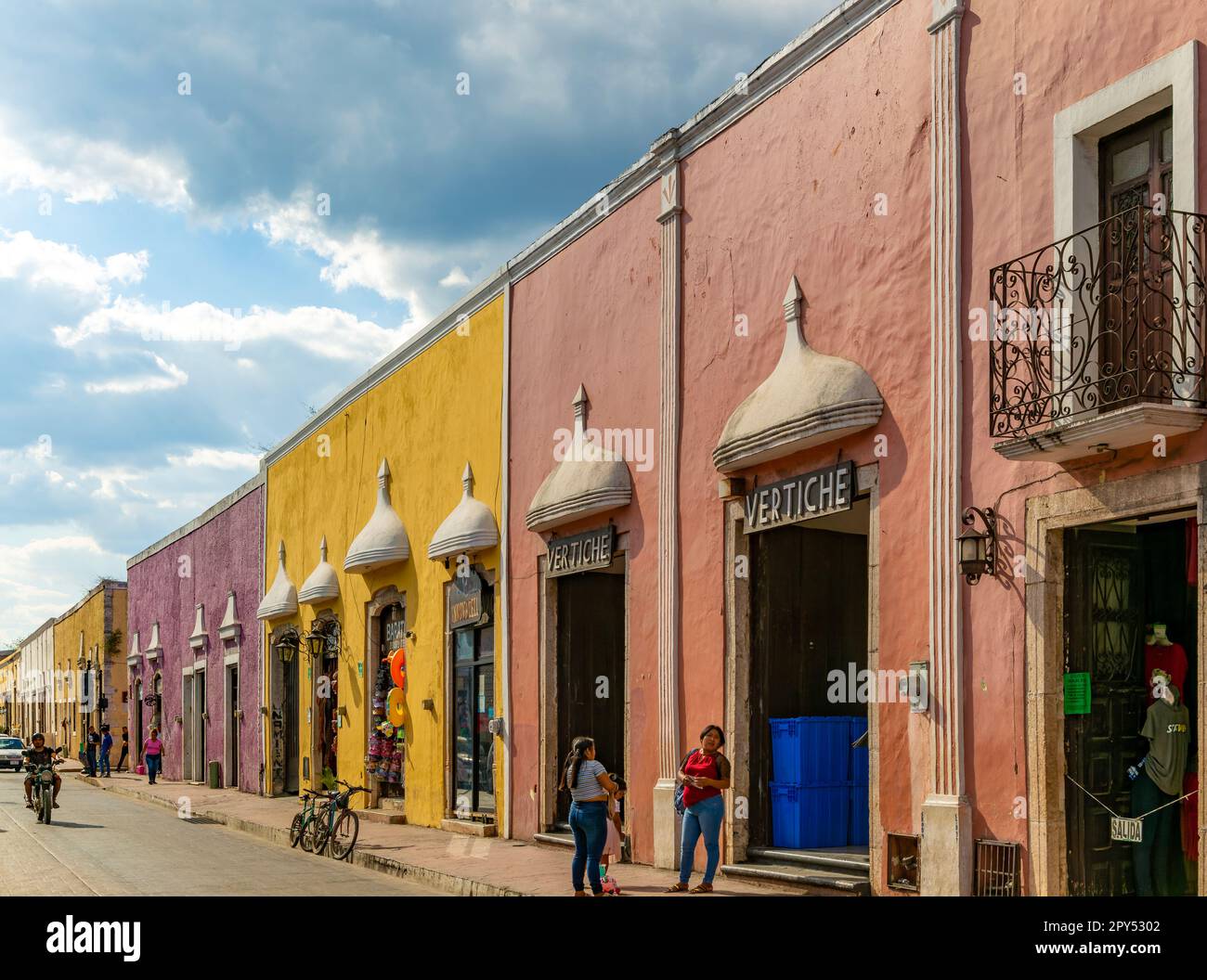 Shops including Vertiche in historic Spanish colonial buildings city centre, Vallodolid, Yucatan, Mexico Stock Photo