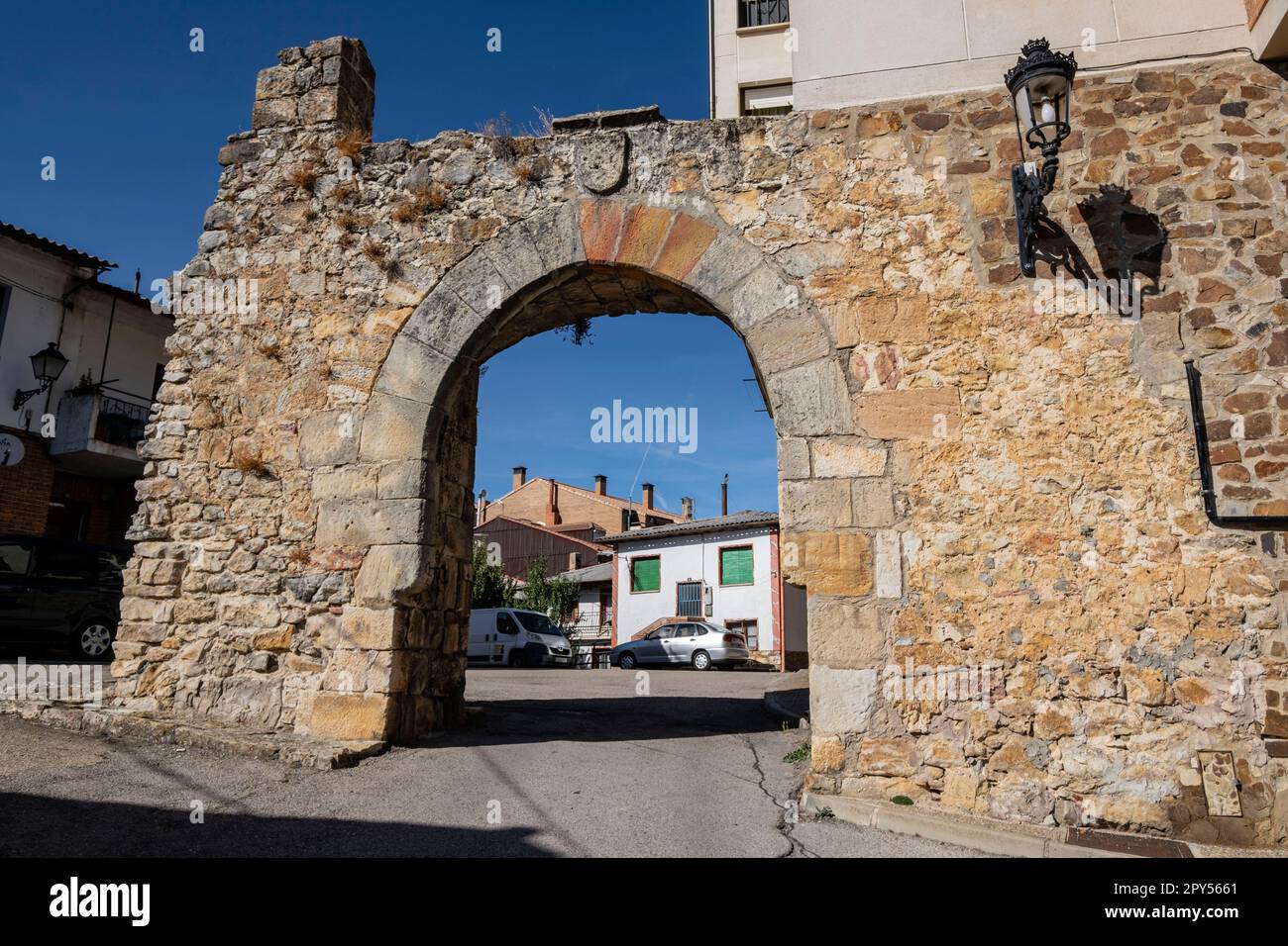 Arco de entrada a las antiguas murallas, San Leonardo de Yagüe, Soria, Comunidad Autónoma de Castilla, Spain, Europe Stock Photo