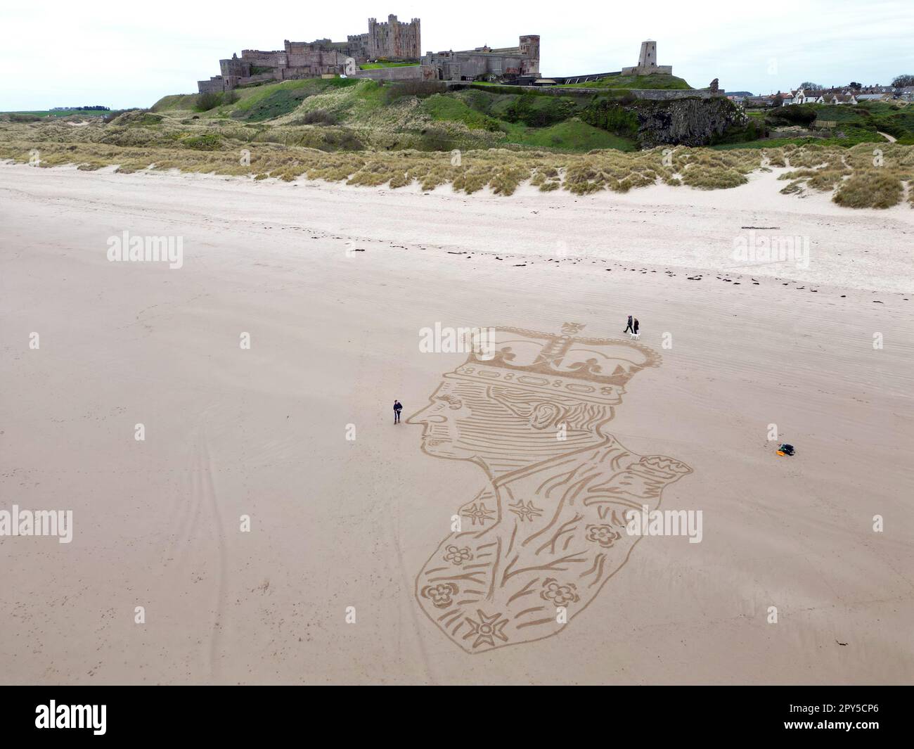 Sand artist Claire Eason from soul to sand puts the finishing touches