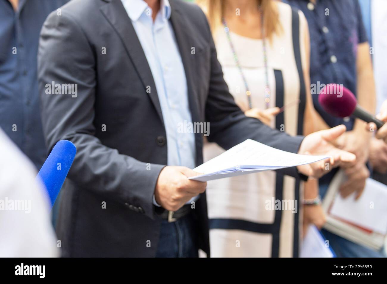 Man giving speech microphone hi-res stock photography and images - Alamy