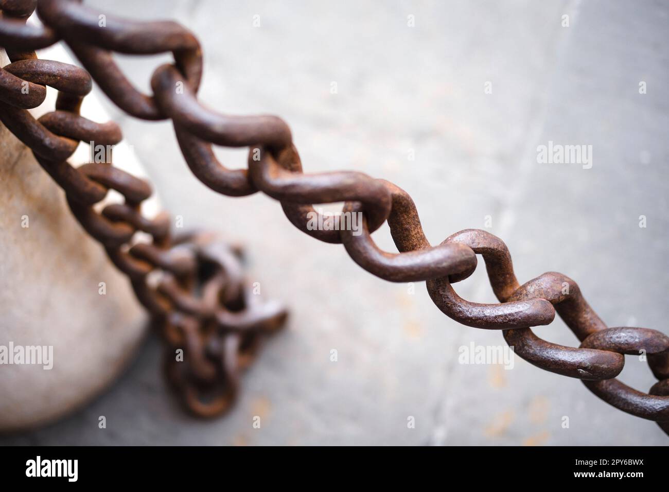 Close up of large metal chain links. Huge oval shaped metal links with two  separate holes. Gray with brown rusty patches Stock Photo - Alamy