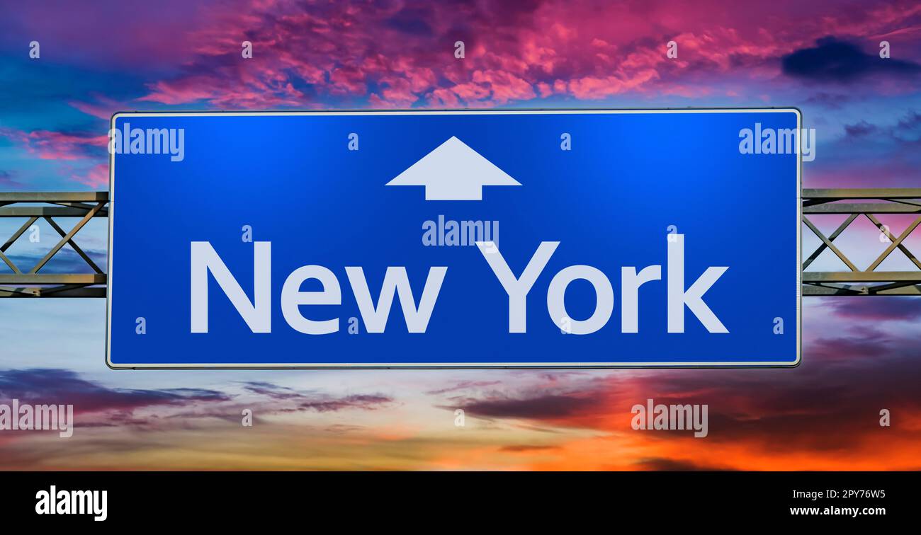 Road sign indicating direction to the city of New York Stock Photo