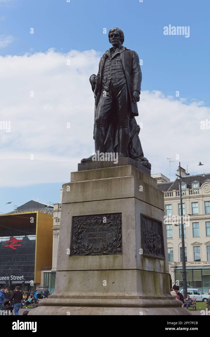 Statue of Scottish poet Robert Burns in George Square, Glasgow Stock Photo
