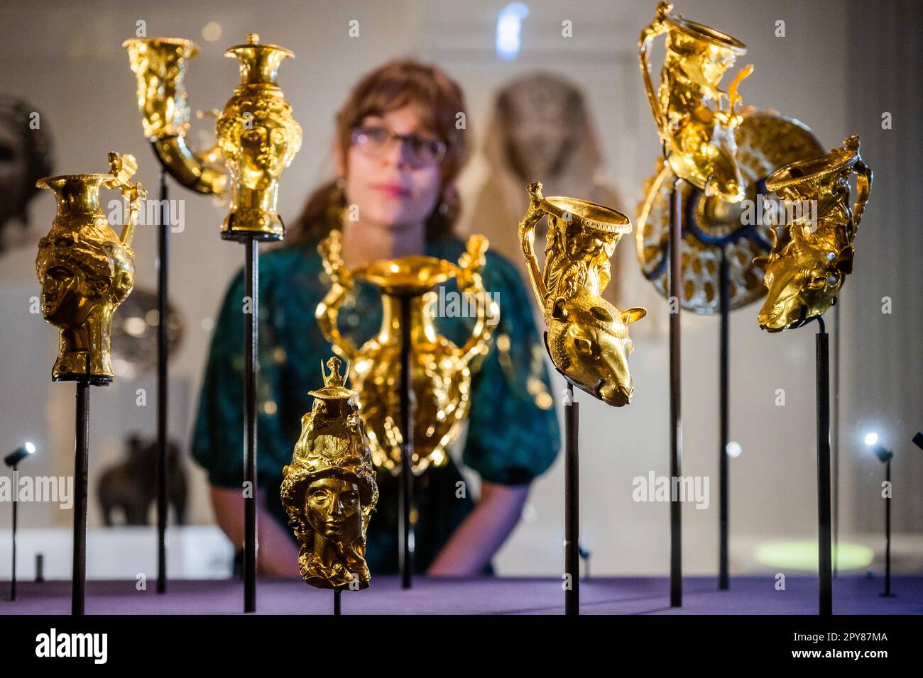 Gold rhyton hi-res stock photography and images - Alamy