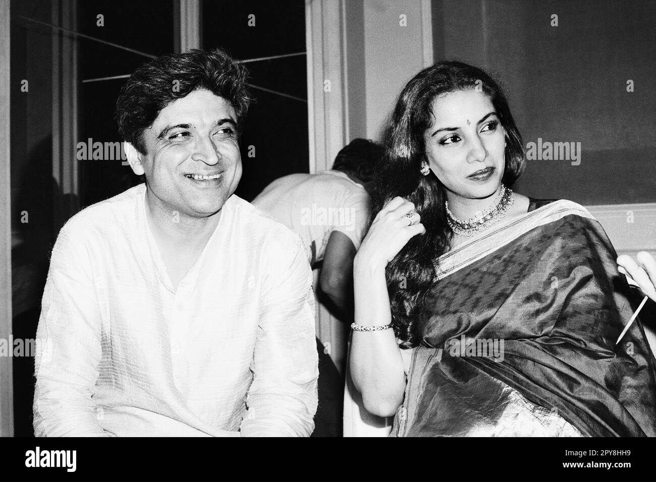 Indian old vintage 1980s black and white bollywood cinema hindi movie film actor, India, Javed Akhtar, Indian Lyricist, Shabana Azmi, Indian actress, India Stock Photo