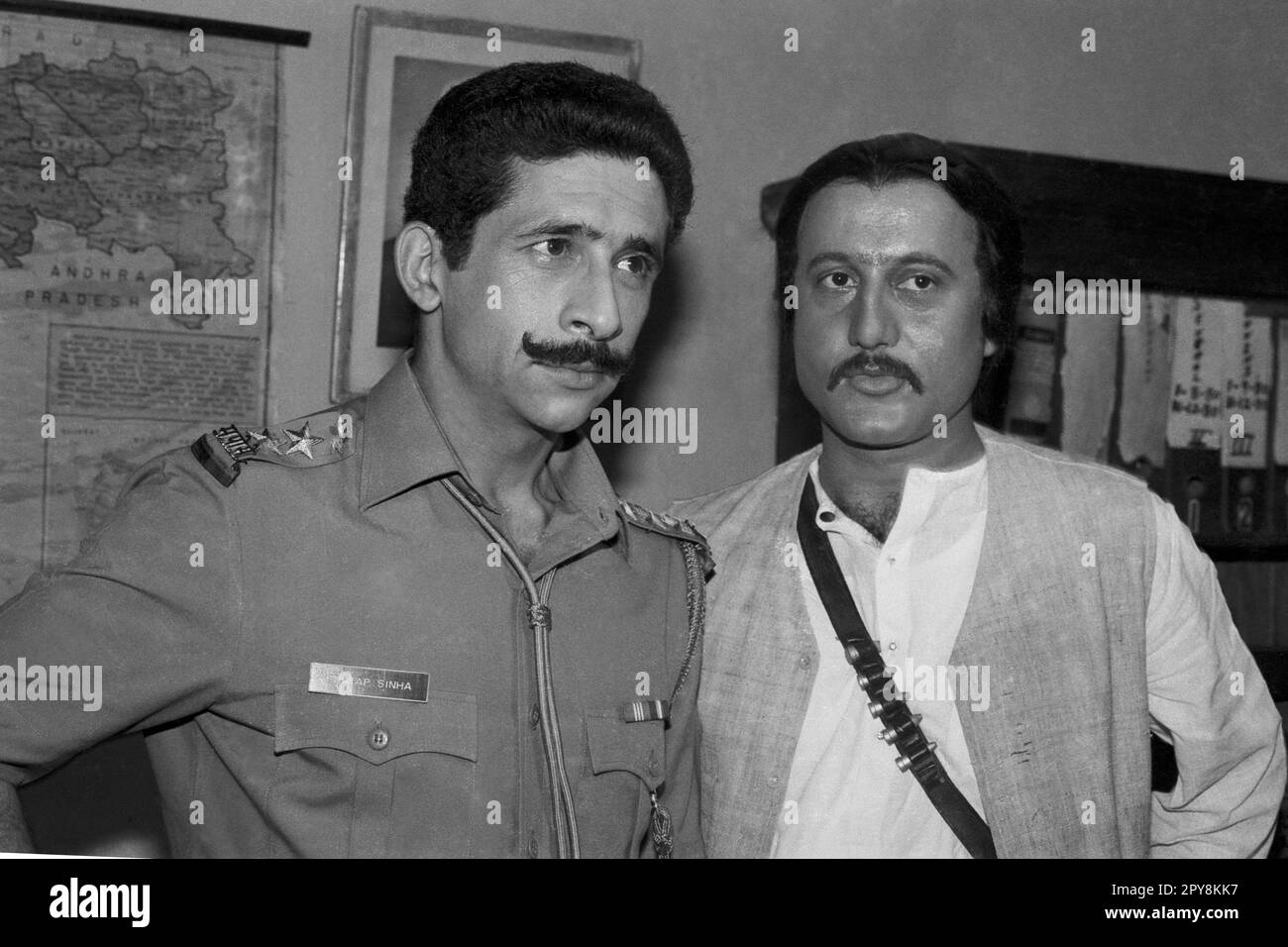 Indian old vintage 1980s black and white bollywood cinema hindi movie film actor, India, Naseeruddin Shah, Anupam Kher, Indian actor Stock Photo