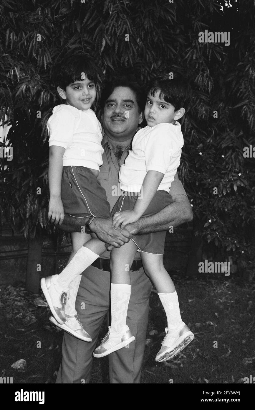 Indian old vintage 1980s black and white bollywood cinema hindi movie film actor, India, Shatrughan Sinha, carrying children, Indian actor, Indian politician, Member of Parliament, India Stock Photo