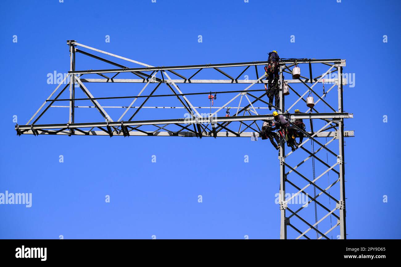 Berlin, Germany. 03rd May, 2023. Fitters dismantle an electricity pylon ...