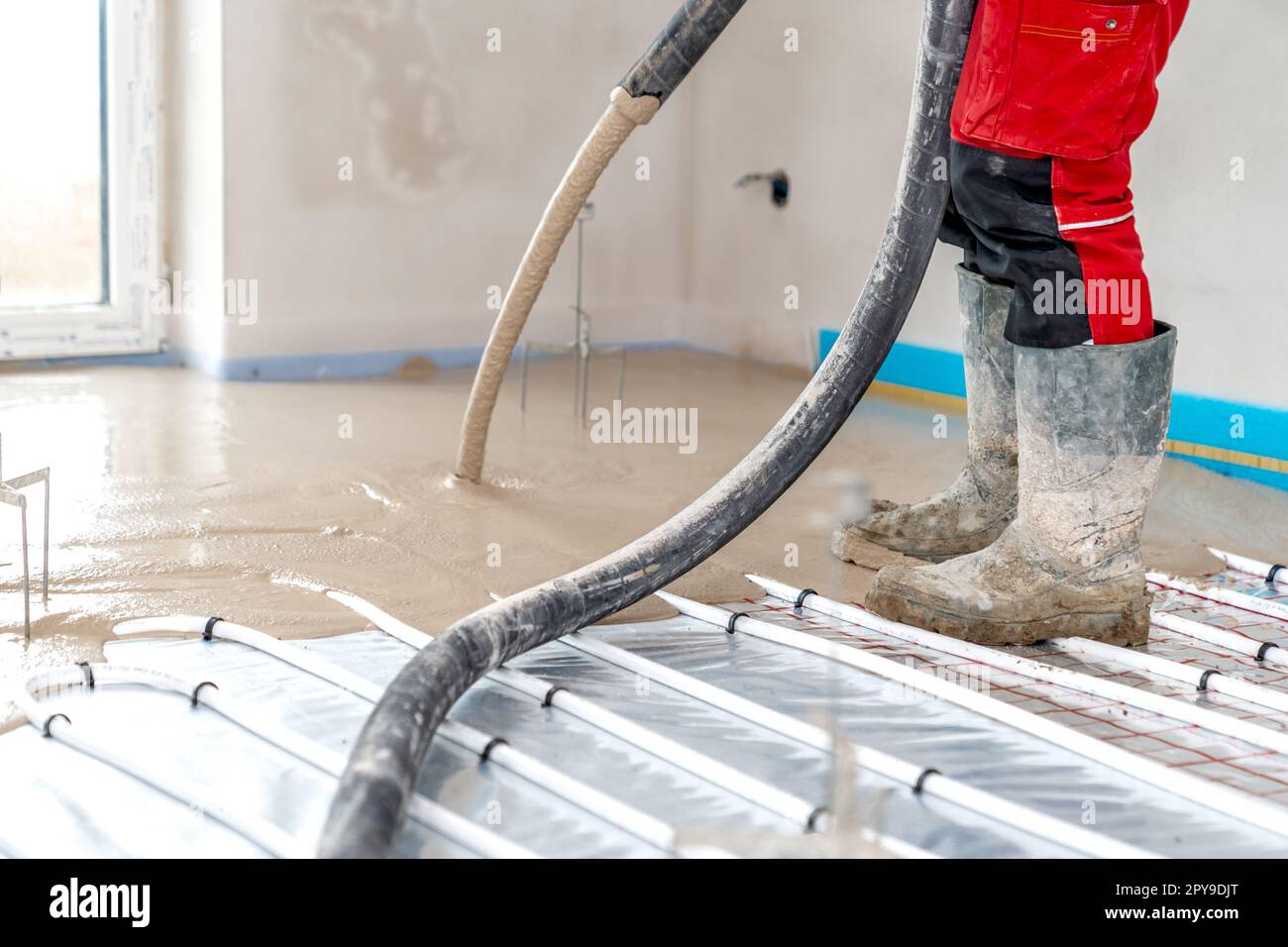 application of concrete on the floor on underfloor heating Stock Photo