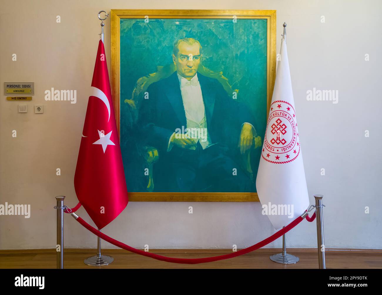 A powerful and inspiring portrait of Mustafa Kemal Ataturk, the revered founder and first president of modern Turkey, flanked by the Turkish national Stock Photo