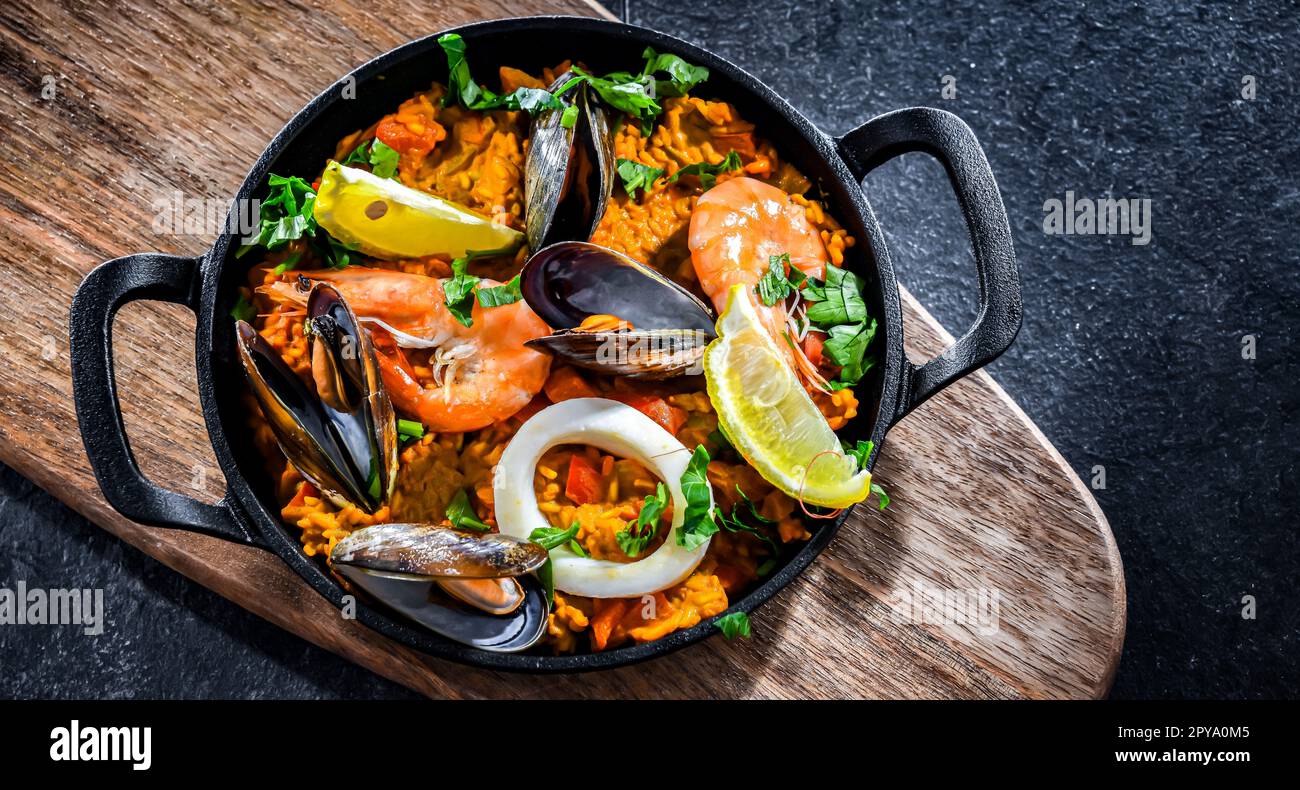 Seafood paella served in a cast iron pan Stock Photo Alamy