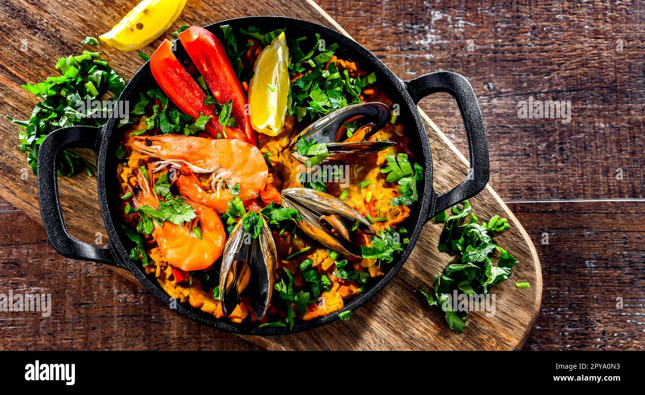 Seafood paella served in a cast iron pan Stock Photo Alamy