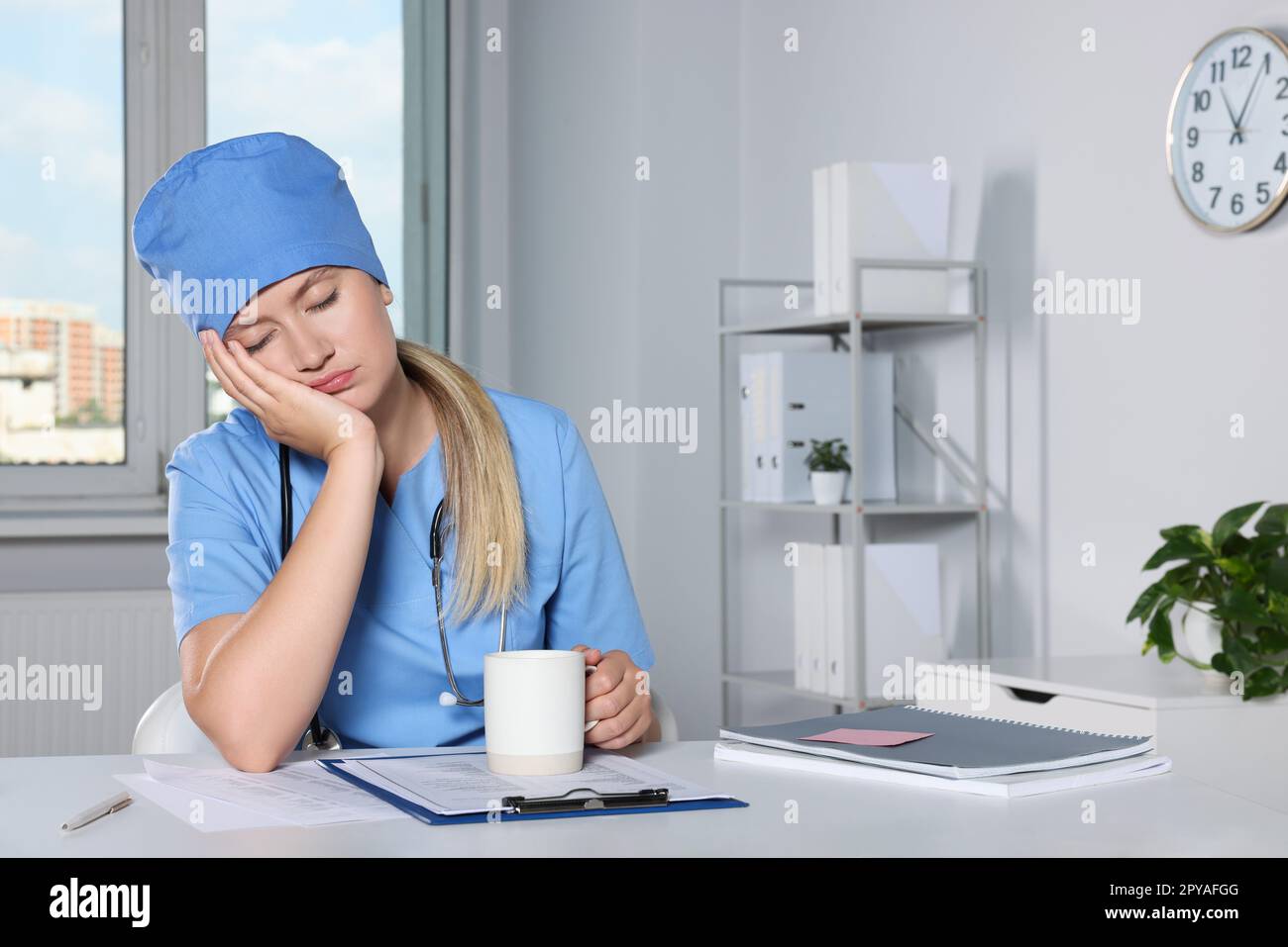 Doctor desk clock hi-res stock photography and images - Alamy