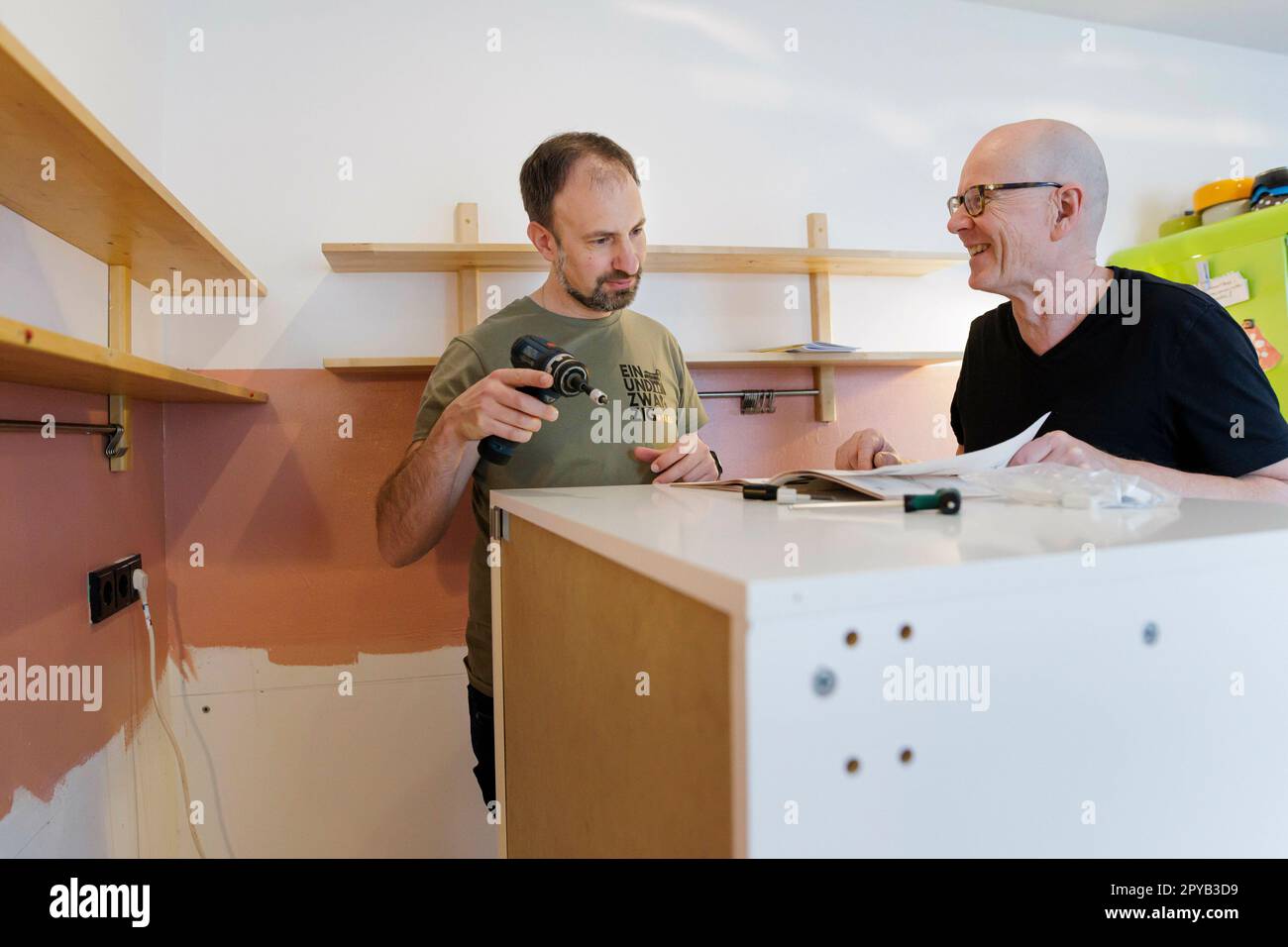 Bonn, Deutschland. 29th Apr, 2023. Topic: construction of a kitchen || Model release available Credit: dpa/Alamy Live News Stock Photo
